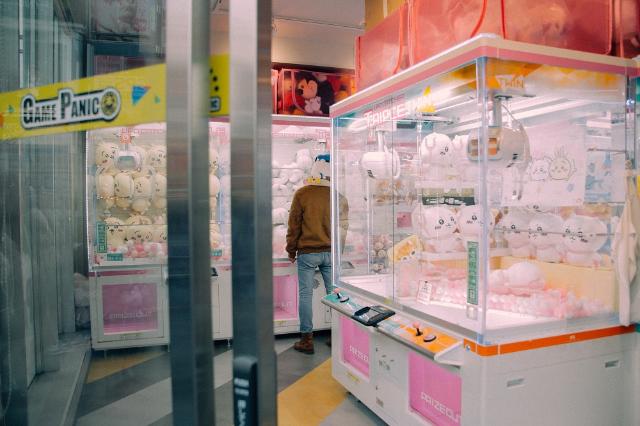 Ufo catcher játék Tokió egyik játéktermében