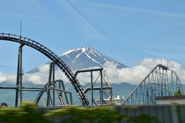 A Fuji Q Highland hullámvasútjai a Fudzsi-heggyel