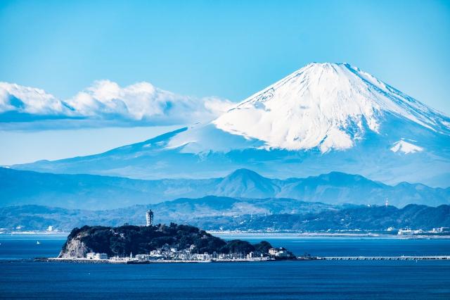 Séta Enoshima tengerpartján, háttérben a Fudzsi-hegy