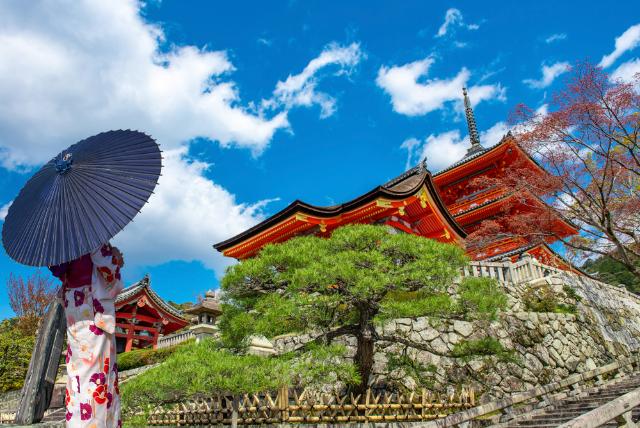 Ázsiai nő kimonóban a Kiyomizu-dera Templomnál, Kiotó