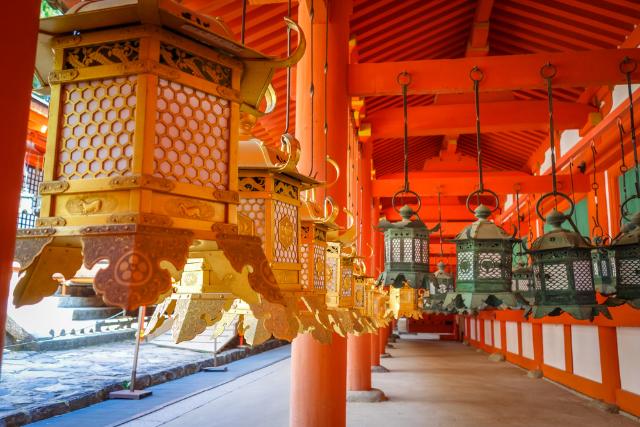A Kasuga Taisha szentély híres lámpásai, Nara 