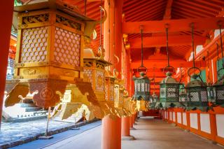 A Kasuga Taisha szentély híres lámpásai, Nara 