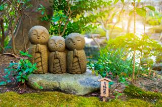 Mosolygó jizo-szobrocskák a Hasedera templom kertjében, Kamakura 