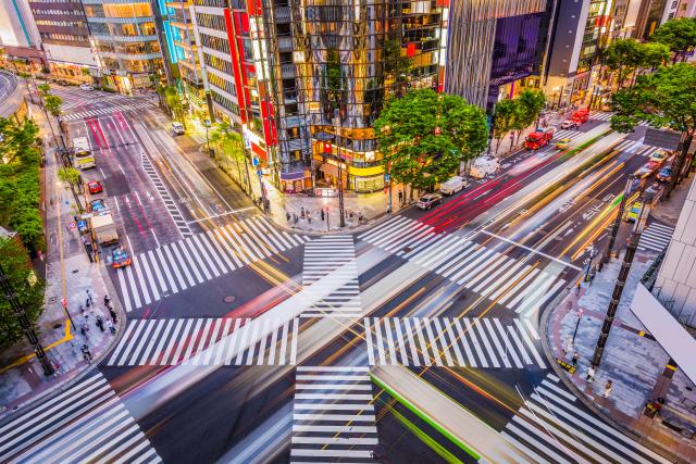A Ginza-negyed felhőkarcolóinak tövében, Tokió 
