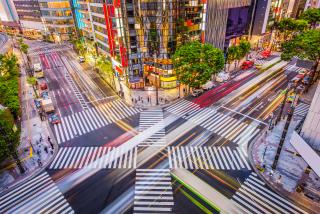 A Ginza-negyed felhőkarcolóinak tövében, Tokió 