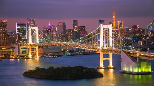 Odaiba mesterséges szigetére vezető híd, a Rainbow Bridge, Tokió 