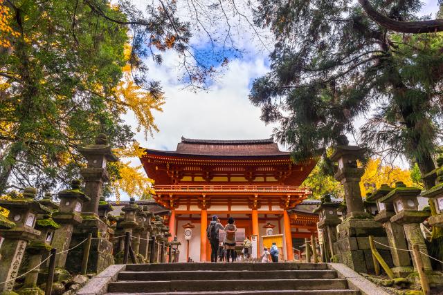 A Kasuga Taisha főbejárata látogatókkal, Nara 