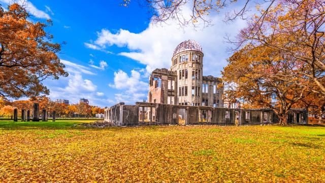 A hirosimai Atombomba-dóm levélszőnyeggel 