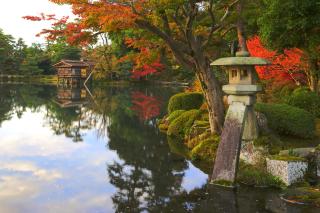 Tó és lámpás a Kenrokuen kertben, Kanazawa 