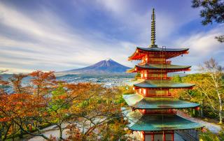 Chureito pagoda, háttérben a hósapkás Fuji-heggyel 