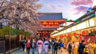 Asakusa és a Nakamise bevásárlóutca színes forgataga, Tokió 