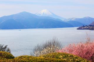 Ashi-tó, háttérben a hófödte Fuji-heggyel, Hakone