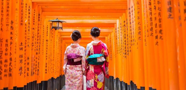 A Fushimi Inari szentély cinóbervörös torii kapui, Kiotó 