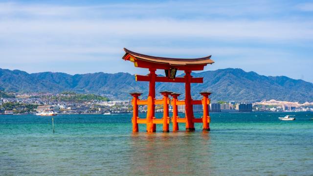 Úszó torii kapu Miyajima szigeténél, Hirosima 