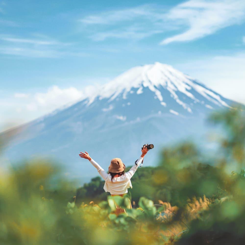 Nő a Kawaguchi-tó előtt, Fuji hegy, Japán