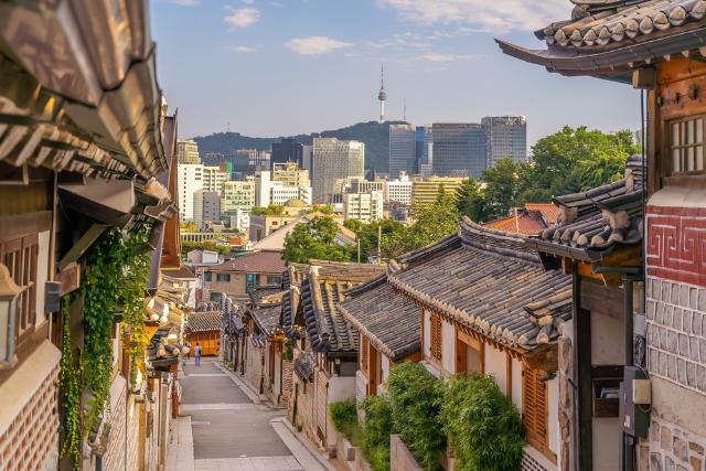 A Bukchon Hanok Village hagyományos stílusú épületei, Szöul, Dél-Korea