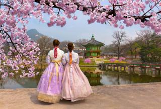 A Gyeongbokgung palota kertjében, Szöul, Dél-Korea 