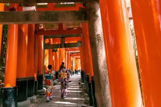 A Fushimi Inari szentély torii kapujainak alagútjában, Kiotó 