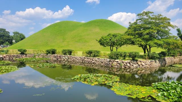 A Tumuli Park zöldellő dombjai, Gyeongju 