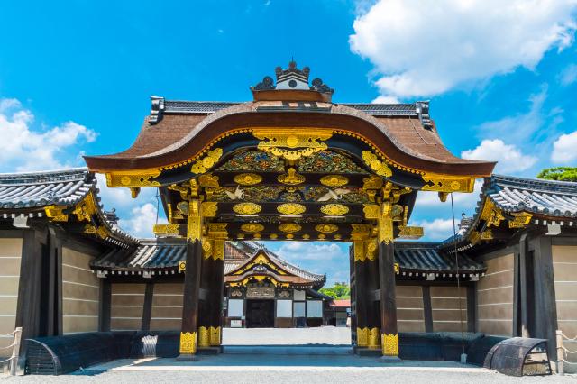 A Kiyomizudera templom pagodája és Kiotó látképe 