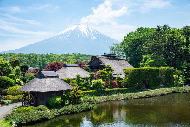 Oshino Hakkai látképe a Fuji-heggyel 