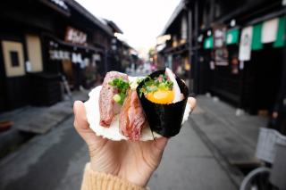 Street food sushi Takayamában