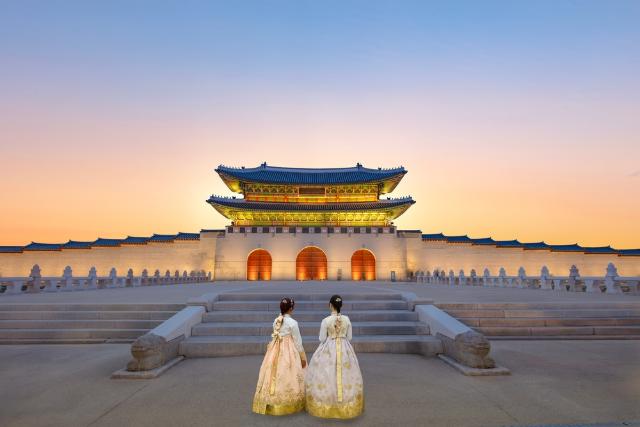 Gyeongbokgung palota hanbokba öltözött látogatókkal, Szöul 