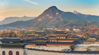 Gyeongbokgung palota és bejárata a távolból, Szöul 