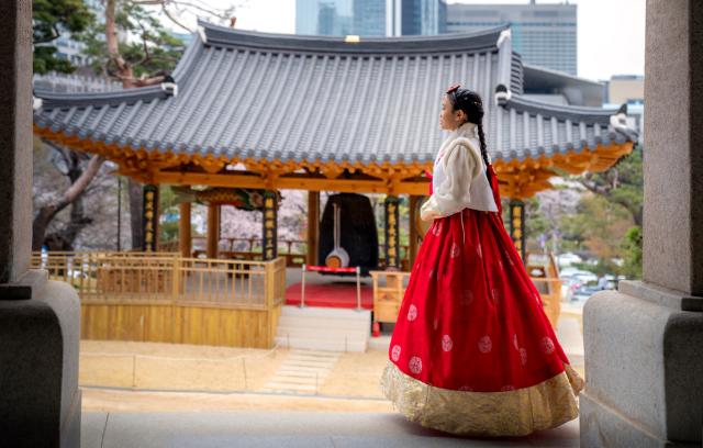 Hanbok ruhás nő a Bongeunsa templomban, Szöul