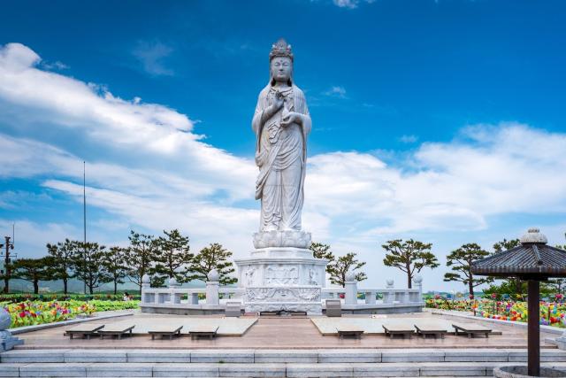 Avalókitésvara bódhiszattva-szobor a Naksansa templomban, Sokcho