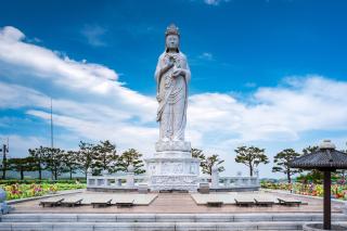 Avalókitésvara bódhiszattva-szobor a Naksansa templomban, Sokcho