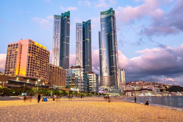 A Haeundae Beach partja és felhőkarcolói, Busan 