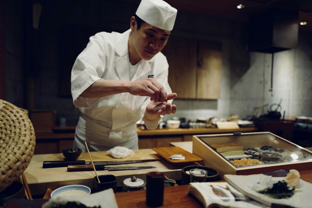 Japán séf sashimi előtt a pult előtt bár egy japán sushi étteremben