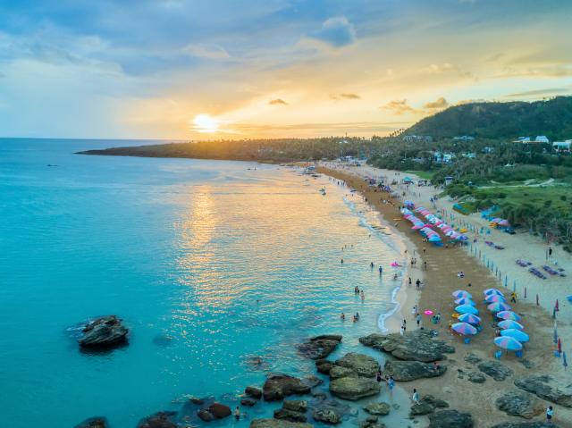 Kenting homokos tengerpartja strandolókkal 