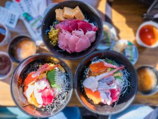 Friss tengeri fogások a Tsukiji halpiacon, Tokió