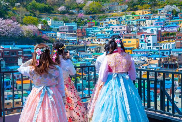 A színpompás Gamcheon kultúrfalu Busanban, Dél-Korea 