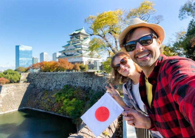 Az Oszaka kastély előtt, Japán