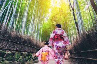 Anya és lánya az Arashiyama Bambuszligetben
