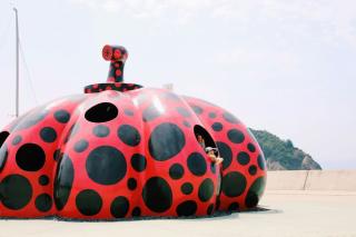 Gyerekek játszanak a Naoshima művészeti szigeten
