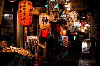 Utca izakayákkal Shinjukuban, Tokióban