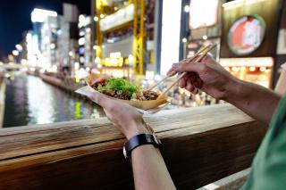 Takoyaki evés Oszakában