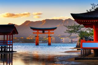 A híres „úszó” torii kapu Miyajimán, Hirosima 