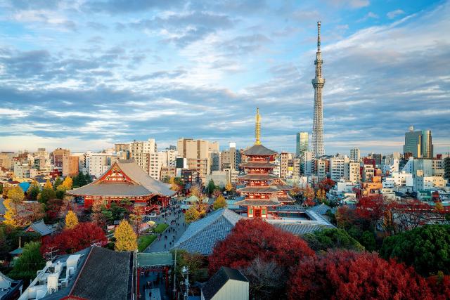 Asakusa-negyed, háttérben a Tokyo Skytree-vel, Tokió 