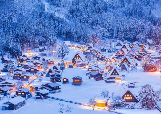 Havas japán táj Shirakawago falujában, téli kivilágításban