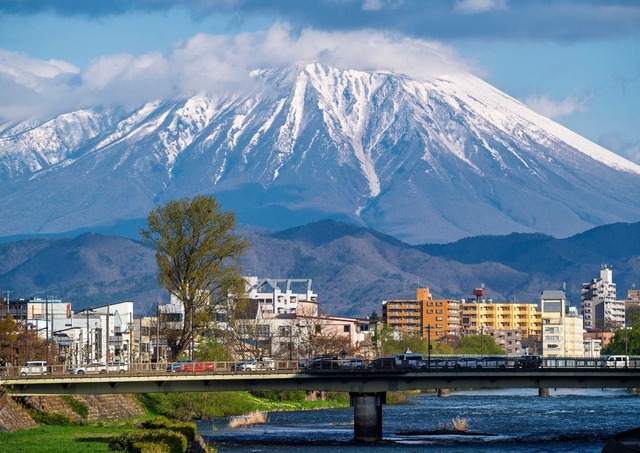 Morioka városképe az Iwate-heggyel