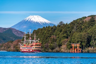 Torii kapu az Ashi tavon, Hakone 