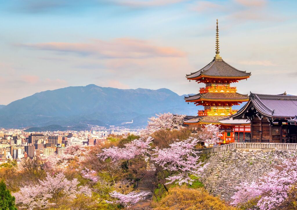 Kiyomizu-dera templom cseresznyevirágokkal, Kiotó, Japán.