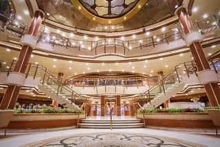 A Diamond Princess elegáns átriuma 