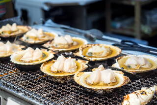 Grillezett fésűkagyló a reggeli piacon, Hakodate