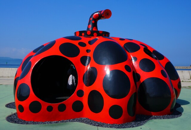 Yayoi Kusama piros tök szobra, Benesse Múzeum, Naoshima